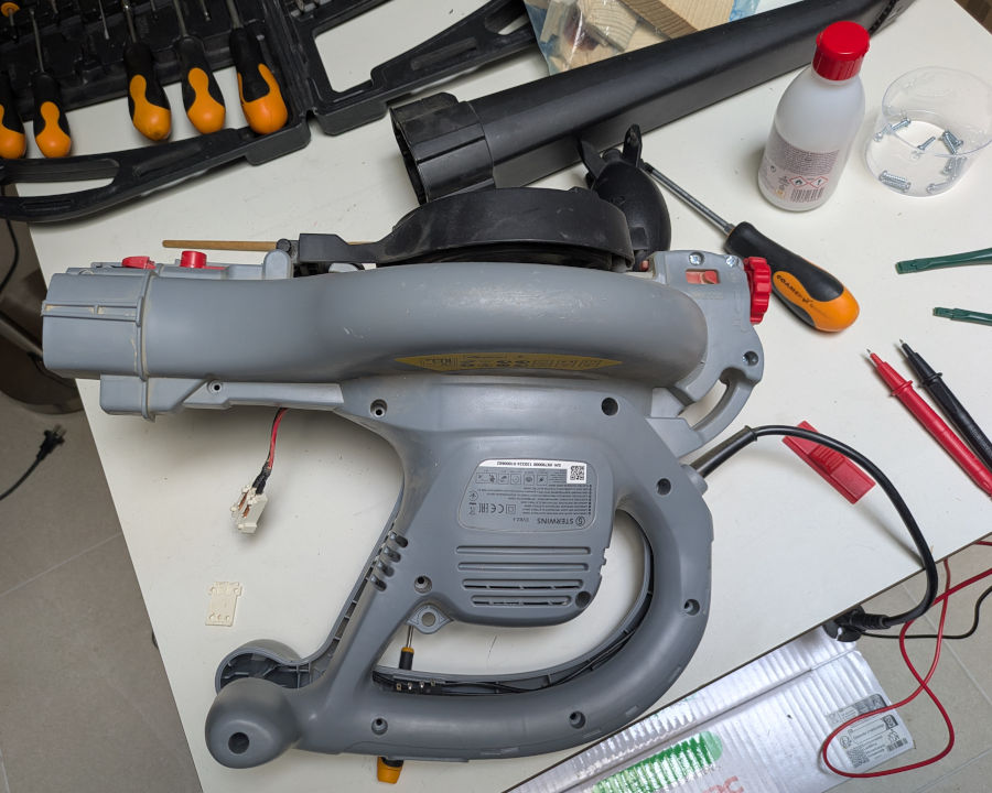 Soplador Sterwins abierto, con el interruptor y sus conexiones a la vista.