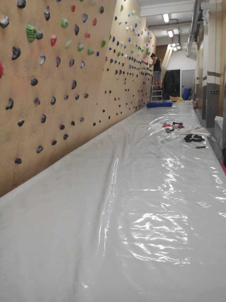 Mounting climbing holds